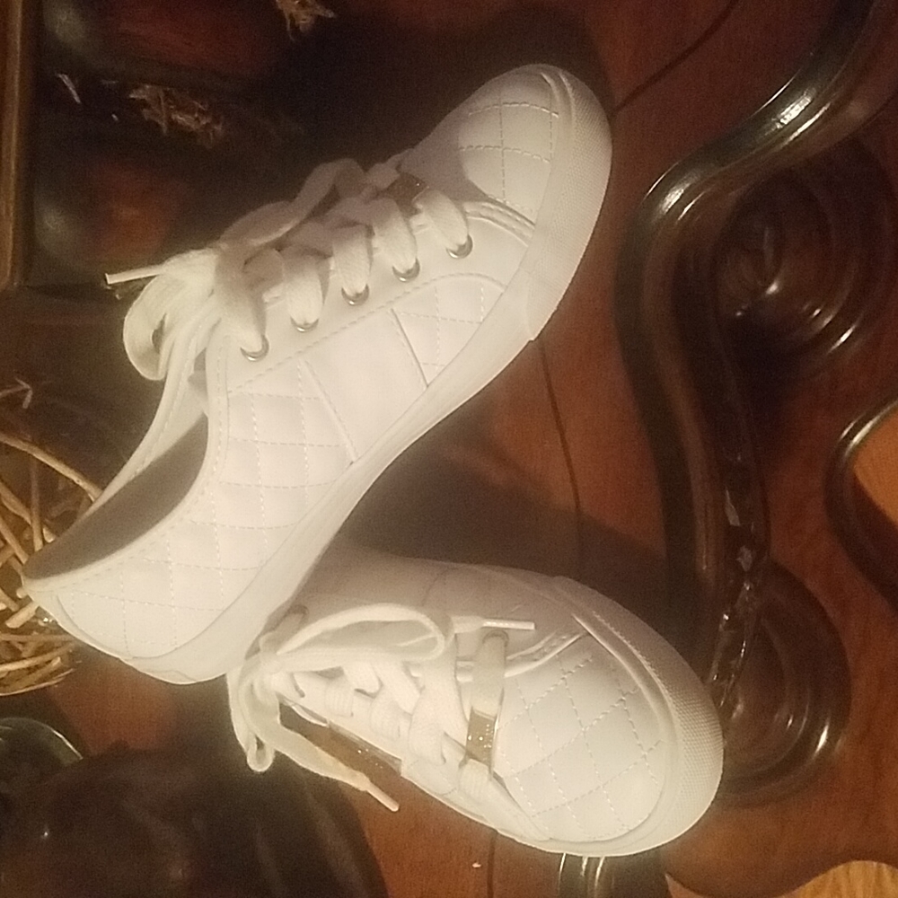 G by Guess white quilted sneaker size 6 worn once